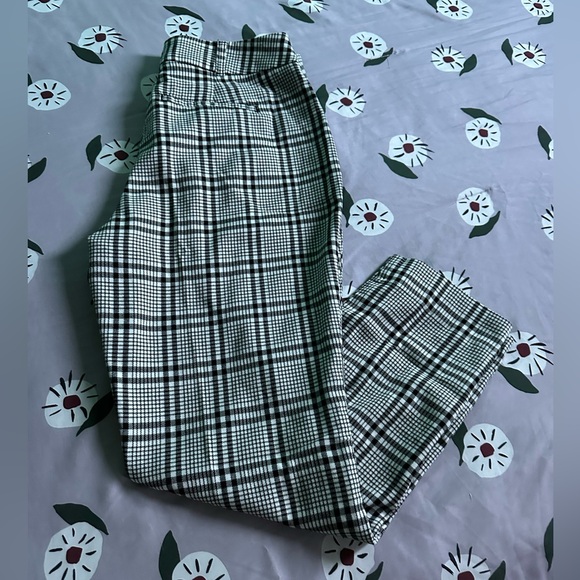 Abercrombie & Fitch Black & White Plaid Pants - Picture 6 of 12